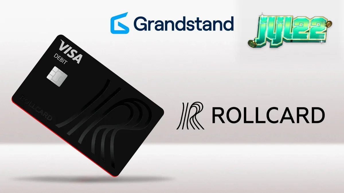 Isang modernong debit card na nakapatong sa isang mesa na may temang gaming.